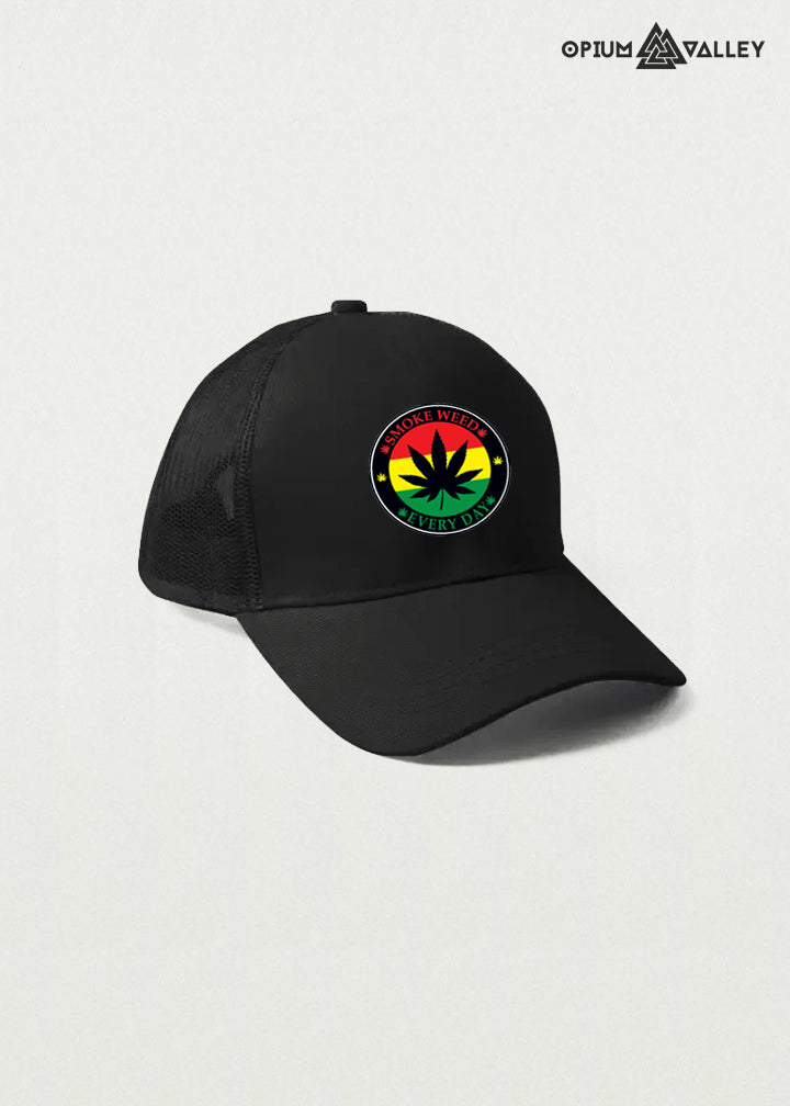 Black trucker cap with Rasta cannabis leaf patch and “Smoke Weed Every Day” text – psychedelic snapback hat by Opiumvalley.